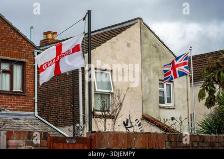 Das patriotische England saint Georges Cross und Union Jack Flaggen fliegen in den Hintergärten von Terrassenwohnhäusern in Portsmouth, Hampshire, Großbritannien Stockfoto