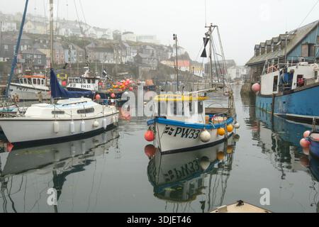 Boote im Hafen von Mevagissey, Cornwall Stockfoto