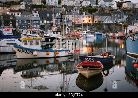 Mevagissey Harbour am Abend mit angelegten Fischerbooten. Stockfoto