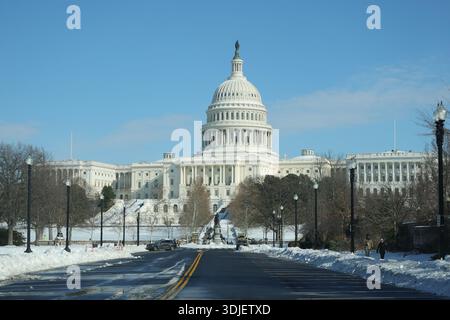 Washington, DC, USA. Januar 2026. Blick auf das Kapitolgebäude der Vereinigten Staaten, da der Schneesturm am Wochenende in Washington, DC, am 26. Januar 2026 große Verzögerungen verursacht. Quelle: Mpi34/Media Punch/Alamy Live News Stockfoto