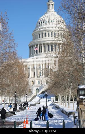 Washington, DC, USA. Januar 2026. Blick auf das Kapitolgebäude der Vereinigten Staaten, da der Schneesturm am Wochenende in Washington, DC, am 26. Januar 2026 große Verzögerungen verursacht. Quelle: Mpi34/Media Punch/Alamy Live News Stockfoto