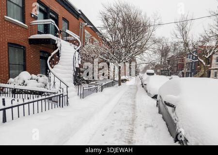 Montreal, CA - 26. Januar 2026: Eine Reihe traditioneller Montrealer Außentreppen, die während des Wintersturms stark mit Schnee bedeckt sind Stockfoto