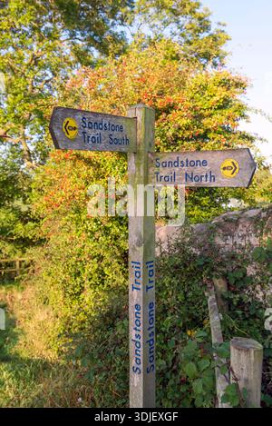 Ein Wegmarkierer auf dem Sandstone Trail in Cheshire, der die Richtung der Route zeigt Stockfoto