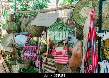 Kolumbianischer Kunsthandwerkermarkt, der traditionelle gewebte Taschen, Hüte und andere handwerkliche Gegenstände aus Naturfasern anbietet Stockfoto
