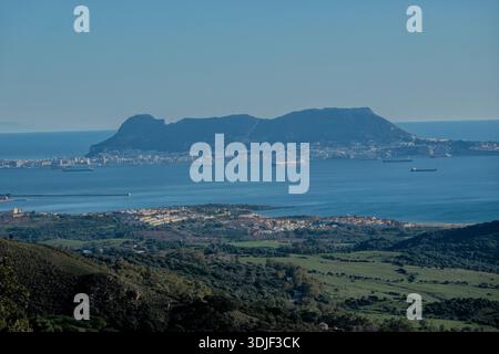 Felsen von Gibraltar und Bucht von Algeciras aus Sierra de Ojén, Los Barrios, Andalusien, Spanien Stockfoto