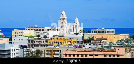 Die historische Kirche San Agustín und ihre berühmten Doppeltürme in Puerta de Tierra, San Juan, Puerto Rico Stockfoto