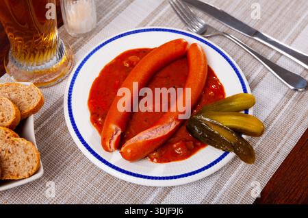 Wiener Würstchen mit Gulaschsoße Stockfoto