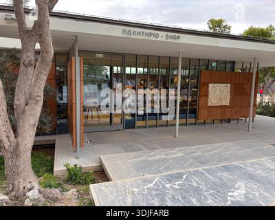 Akropolis Museum Shop, (ΠΩΛΗΤΗΡΙΟ), Athen, Griechenland. Moderne Eingangsfassade mit Glas, Metall und stilisierten Relieftafeln. Stockfoto