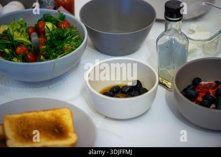Ein gesundes mediterranes Ramadan-Frühstück (Suhoor) mit frischem Mezze, Oliven, Käse, Brot und nährenden Aromen für einen Tag des Fastens. Stockfoto