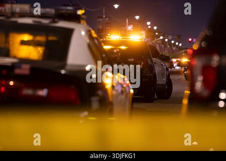 Los Angeles, Kalifornien, USA - 25. Januar 2026: Polizeieinheiten von Los Angeles sichern den Ort eines Notfalls. Stockfoto
