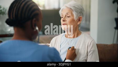 Beratung, Gesundheitswesen oder Stethoskop mit alter Frau und Krankenschwester auf dem Sofa für Hilfe oder zu Hause Termin. Kardiologie, Thorax oder Medizin mit Betreuungsperson und Stockfoto