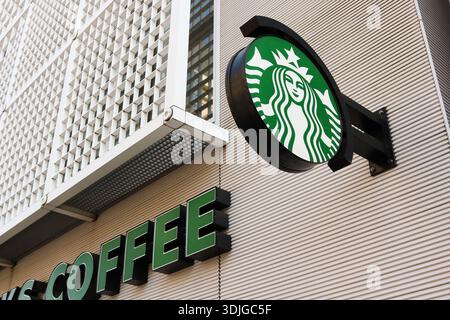 TOKIO, JAPAN - 10. März 2023: Ein Starbucks-Schild ist Tokio. Stockfoto