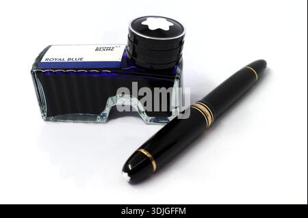 Itterbeck, Deutschland - 28. Dezember 2025 Montblanc Meisterstück Füllfederhalter mit Montblanc Design Tintenpatrone mit königsblauer Tinte. Auf beiden steht der berühmte Stern tr Stockfoto