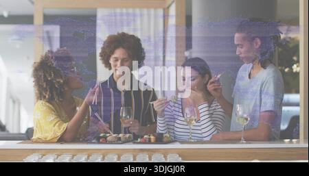Eine Geste tragende Frau mit gelbem Oberteil und Freunde, die Sushi mit Stäbchen in der Sushi-Bar halten Stockfoto