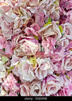 Florale Wanddekoration aus rosa und weißen künstlichen Rosenblüten Stockfoto