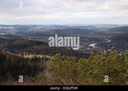 Blick vom Gipfel des Hügels auf die Berge und den Fluss im Tal. Die Winterzeit Stockfoto