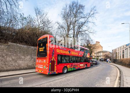 Edinburgh, Schottland, Großbritannien - 14. Februar 2025: Ein roter Hop-on-Hop-off-Sightseeing-Bus im historischen Edinburgh, Schottland, Großbritannien. Stockfoto