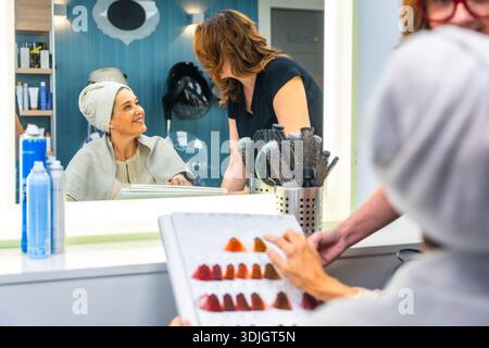 Kunde wählt Haarfärbefarbe im Friseursalon Stockfoto