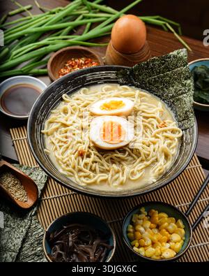 Ein Blick aus der Nähe von oben auf eine Dampfschale authentischer Ramen mit perfekt gekochten Nudeln und einer reichhaltigen Brühe. Begleitet von einem wichtigen Belag Stockfoto