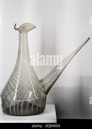 Weinkaraffe (porrón), mundgeblasenes und geformtes Glas mit Milcheinschlüssen, 18. Jahrhundert, anonymer Autor, Museum für Barock von Katalonien, Manresa, Spanien Stockfoto