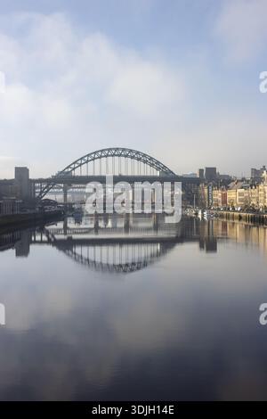 Die Tyne Bridge über den Fluss Tyne zwischen Newcastle und Gateshead Quais Stockfoto
