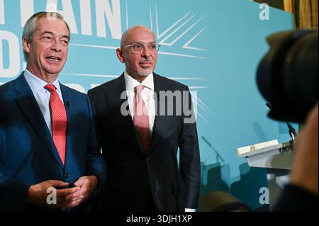 The Nash Room, 116 Pall Mall, London, Großbritannien. Januar 2026. Nigel Farage, Parteivorsitzender der Reform Großbritanniens, kündigt Nadhim Zahawi als neuestes Mitglied in einer Presse an Stockfoto