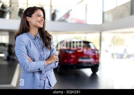 Professionelle Verkäuferin, die im Autohaus arbeitet. Professionelle, wunderschöne Verkäuferin im Autohaus in formeller Kleidung. Super Berater und Mann Stockfoto