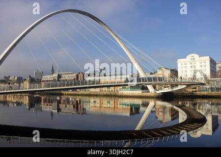Blick auf den Kai von Newcastle und die Millennium Bridge, Newcastle upon Tyne, Großbritannien Stockfoto