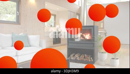 Mit Holzofen, der durch eine Glastür im offenen Wohnzimmer leuchtet, stapeltem Brennholz Stockfoto