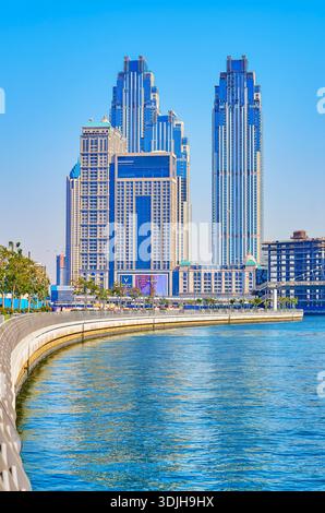DUBAI, Vereinigte Arabische Emirate - 6. MÄRZ 2020: Die moderne Architektur von Al Habtoor City hinter dem Dubai Water Canal, am 6. März in Dubai Stockfoto