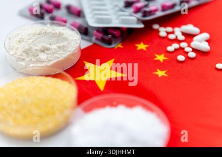 Ein chinesisches Arzneimittelherstellungs-, Arzneimittelkonzept mit Nahaufnahme von Arzneimittelgrundstoffen in Tabletts und verschiedenen losen und verpackten Tabletten und Stockfoto