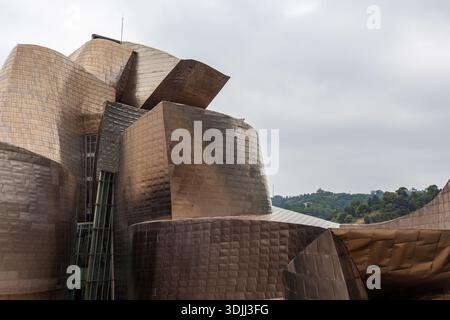 Moderne Architektur des Guggenheim Museums in Bilbao, Spanien. Geschwungene Titan-Außenseite mit einzigartigem Design. Stockfoto