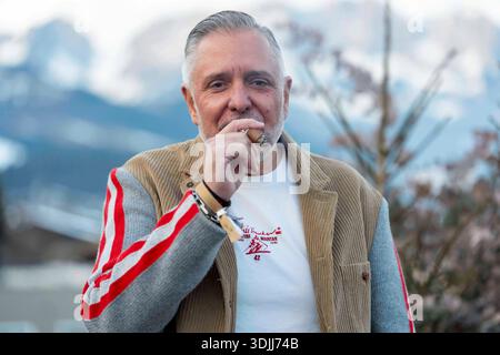 REITH BEI KITZBÜHEL, OESTERREICH 24. JAENNER: Das Bild zeigt Bernd Drescher, Repraesentant von Luxury Cars Kitzbühel, der für Automobile Exzellenz, Eleganz und einen gehobenen Lifestyle Stand, waehrend des exklusiven Daniel Marshall Cigar Lounge Campfire Lounge VIP Events im Kitzbühel Country Club im Rahmen des Audi FIS Hahnenkammrennens am 24. Jaenner 2026 in Reith bei Kitzbühel, TIROL. REITH BEI KITZBÜHEL, ÖSTERREICH - 24. JANUAR: Das Bild zeigt Bernd Drescher, Vertreter von Luxury Cars Kitzbühel, in der Exclusiv Automobilexzellenz, Eleganz und einen raffinierten Lebensstil verkörpert Stockfoto