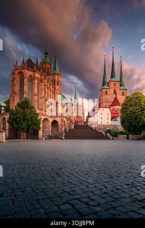 Erfurt, Deutschland. Stadtbild der Innenstadt von Erfurt, Deutschland mit dem Erfurter Dom und dem Domplatz bei Sonnenuntergang im Sommer. Stockfoto