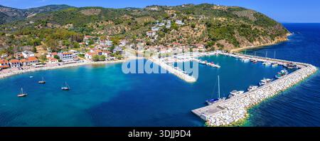 Panoramablick auf das traditionelle Fischerdorf Platanias, Südpilion, Griechenland, mit Yachthafen und Uferpromenade Stockfoto