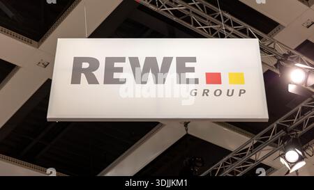 BERLIN, 16. Januar 2026: Foto des REWE Group Logos ist auf der Grünen Woche am 16. Januar in Berlin auf der Beschilderung zu sehen Stockfoto