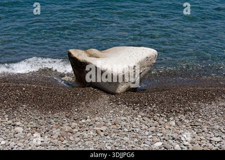 boulder am Meer Stockfoto