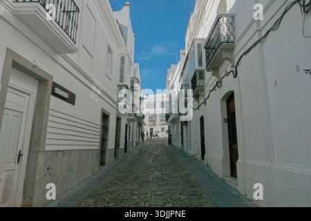 Kopfsteinpflasterstraßen im historischen Zentrum von Tarifa, Cádiz, Spanien Stockfoto