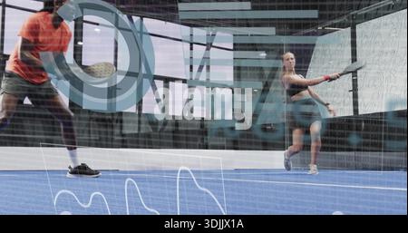 Schwingende Frau rechts in schwarzen Shorts, Schläge auf dem blauen Platz, Analyse-Overlay, Kopierraum Stockfoto