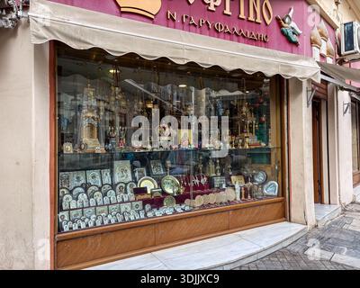 Orthodoxe christliche Kirche liefert Schaufenster. Religiöse Artefakte, Ikonen und kirchliche Güter zum Verkauf. Griechische Einkaufsstraße. Stockfoto
