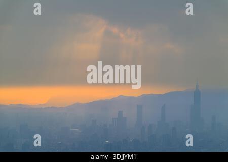 Traumhaftes Morgenpanorama von Taipei City, umgeben von orange rosa und weißem Nebel vom Dadao Mountain in Shulin New Taipei City Taiwan im frühen Herbst. Stockfoto