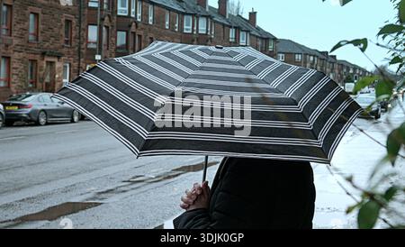 Glasgow, Schottland, Großbritannien. Januar 2026. Wetter in Großbritannien: Kalter, dunkler Himmel und feuchter Tag für Storm Chandra, während Einheimische und Touristen auf den Straßen der Stadt kämpfen. Credit Gerard Ferry/Alamy Live News Stockfoto