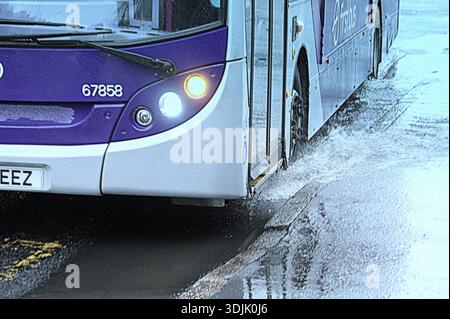 Glasgow, Schottland, Großbritannien. Januar 2026. Wetter in Großbritannien: Kalter, dunkler Himmel und feuchter Tag für Storm Chandra, während Einheimische und Touristen auf den Straßen der Stadt kämpfen. Credit Gerard Ferry/Alamy Live News Stockfoto