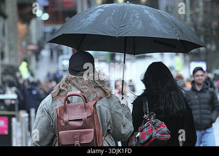 Glasgow, Schottland, Großbritannien. Januar 2026. Wetter in Großbritannien: Kalter, dunkler Himmel und feuchter Tag für Storm Chandra, während Einheimische und Touristen auf den Straßen der Stadt kämpfen. Credit Gerard Ferry/Alamy Live News Stockfoto