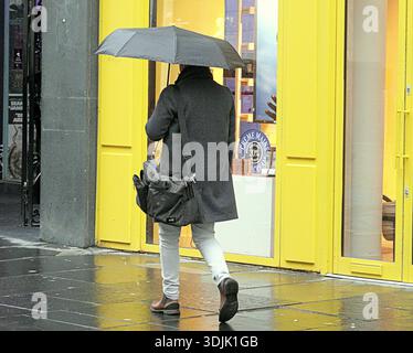 Glasgow, Schottland, Großbritannien. Januar 2026. Wetter in Großbritannien: Kalter, dunkler Himmel und feuchter Tag für Storm Chandra, während Einheimische und Touristen auf den Straßen der Stadt kämpfen. Credit Gerard Ferry/Alamy Live News Stockfoto