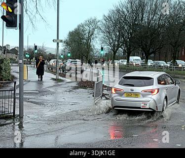 Glasgow, Schottland, Großbritannien. Januar 2026. Wetter in Großbritannien: Kalter, dunkler Himmel und feuchter Tag für Storm Chandra, während Einheimische und Touristen auf den Straßen der Stadt kämpfen. Credit Gerard Ferry/Alamy Live News Stockfoto