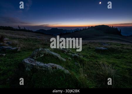 Sonnenaufgang über der Roßalm, dem Weitlahnerkopf und der Kampenwand im Chiemgau, Bayern Stockfoto