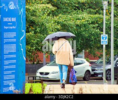 Glasgow, Schottland, Großbritannien. Januar 2026. Wetter in Großbritannien: Kalter, dunkler Himmel und feuchter Tag für Storm Chandra, während Einheimische und Touristen auf den Straßen der Stadt kämpfen. Credit Gerard Ferry/Alamy Live News Stockfoto
