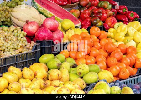 Ein gesundes Sortiment an frischen bunten Früchten und Gemüse Stockfoto