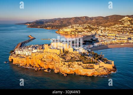 Blick Auf Den Goldenen Sonnenuntergang Über Die Küstenfestung Auf Rocky Promontory Und Harbor Town, Peniscola, Spanien Stockfoto